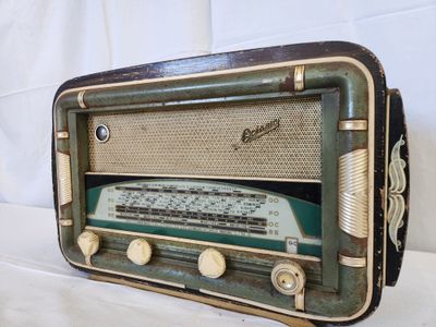an old radio that is sitting on a table