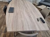un parquet dans une pièce équipée d'une table, de chaises et d'une télévision à écran plat accrochée au mur
