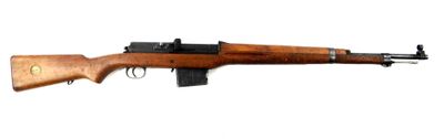 un vieux fusil avec un canon en bois sur fond blanc