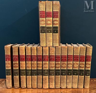 plusieurs livres sont empilés sur une table