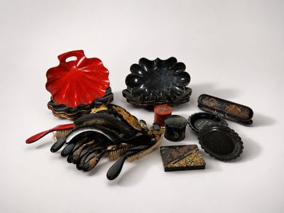 un grand nombre d'objets posés sur une table