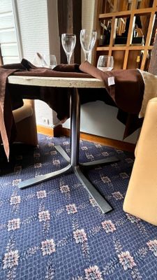 une table sur laquelle sont posés deux verres, dans un salon
