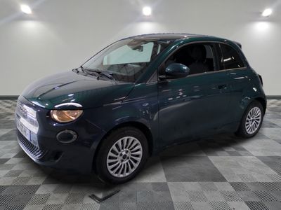 la petite voiture est garée dans le garage sur le sol en damier