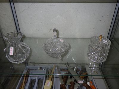 une vitrine en verre sur laquelle sont exposés divers objets en verre