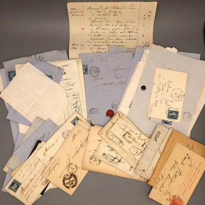 une pile de vieilles lettres et d'enveloppes posée sur une table