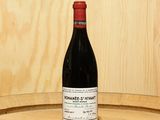 une bouteille de vin posée sur un tonneau