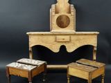une petite table en bois avec un miroir et deux tabourets