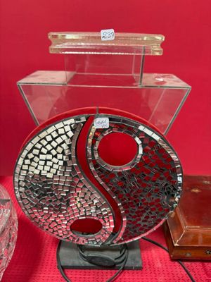 un ventilateur posé sur une table à côté d'autres objets