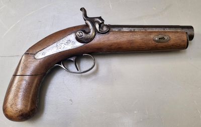 un gros plan d'un pistolet à crosse en bois posé sur une table