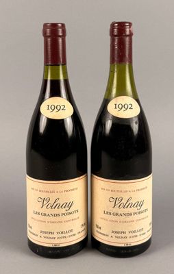 deux bouteilles de vin posées l'une à côté de l'autre sur une table