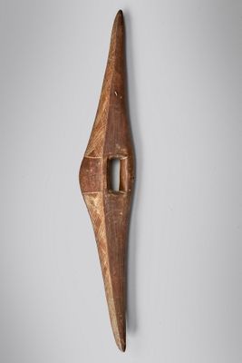 un gros plan d'un objet en bois accroché au mur