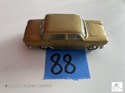 une petite voiture posée sur une feuille de papier
