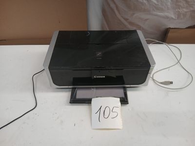 une imprimante posée sur une table, avec une étiquette de prix