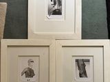 trois photos encadrées représentant un homme et une femme sont posées par terre