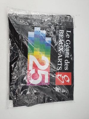 un sac en plastique sur lequel est imprimé un drapeau arc-en-ciel