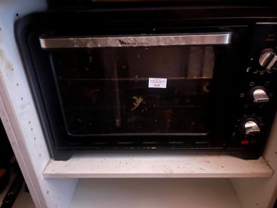 un petit four posé sur une étagère dans la cuisine
