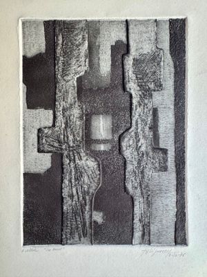 un dessin en noir et blanc représentant une croix sur un mur