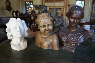 3 bustes dont 1 en terre cuite