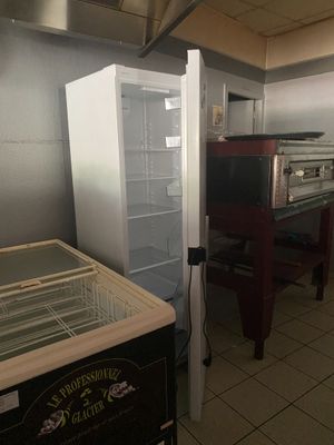 un réfrigérateur et un congélateur dans une petite cuisine