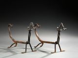 deux sculptures métalliques représentant un chien et un chat sur un fond blanc
