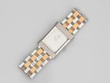gros plan d'une montre-bracelet sur une surface blanche