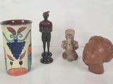 trois vases placés l'un à côté de l'autre