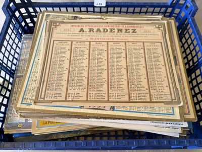 un panier rempli de vieux journaux posé sur une table
