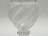 un vase en verre transparent orné d'un motif torsadé