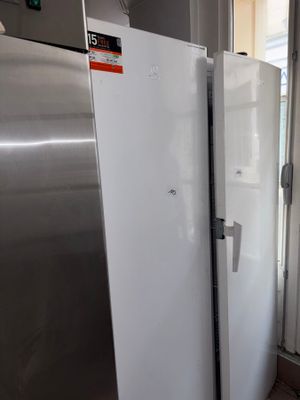 Un congélateur INDESIT sans poignée.