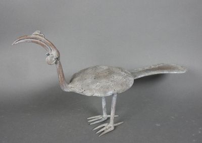 l'image d'un oiseau en métal aux longues pattes et au long bec