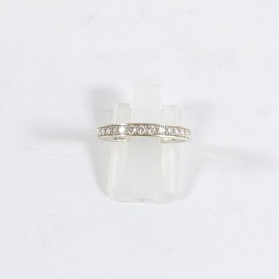 un gros plan d'une bague en diamant posée sur un caillou