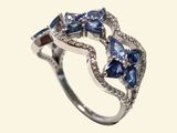 gros plan d'une bague en diamant et saphir sur fond blanc