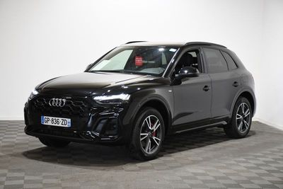 Le SUV Audi QX est garé sur un sol à damier.