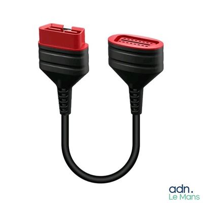 un gros plan sur un câble rouge et noir posé sur un fond blanc