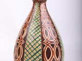 un vase orné d'un motif posé sur une table