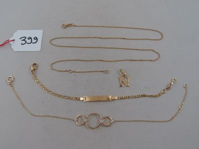 plusieurs types de chaînes et de bracelets en or posés sur une table