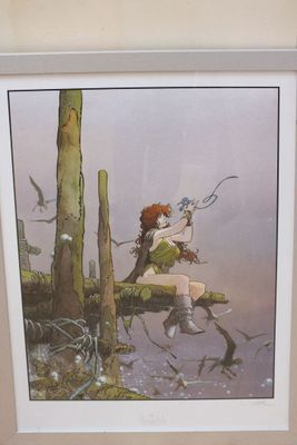 une photo d'une femme assise sur une bûche dans l'eau