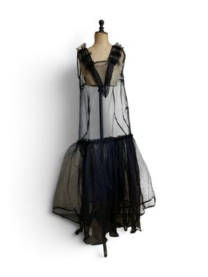 robe noire et blanche sur un mannequin, sur fond blanc