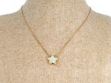 un collier en or avec un pendentif en forme d'étoile sur un mannequin, un mannequin, un mannequin, un mannequin, un mannequin, un mannequin, un mannequin, un mannequin, un mannequin, un mannequin, un mannequin, un mannequin, un mannequin, un mannequin, un mannequin, un mannequin, un mannequin, un mannequin, un mannequin, un mannequin, un mannequin, un mannequin, un mannequin, un mannequin, un mannequin, un mannequin, un mannequin, un mannequin, un mannequin, un mannequin, un manne