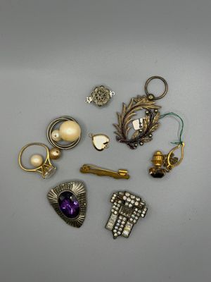 Plusieurs bijoux sont disposés en cercle sur une table