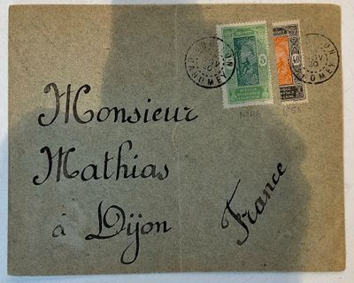 une vieille enveloppe sur laquelle est apposé un timbre portant l'inscription « Monsieurie Mathia »