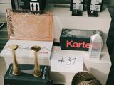 un étalage de divers articles sur une étagère dans un magasin