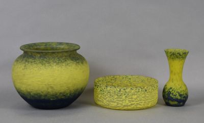 trois vases et un bol posés les uns à côté des autres