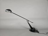 une image représentant une photo en noir et blanc d'une lampe de bureau