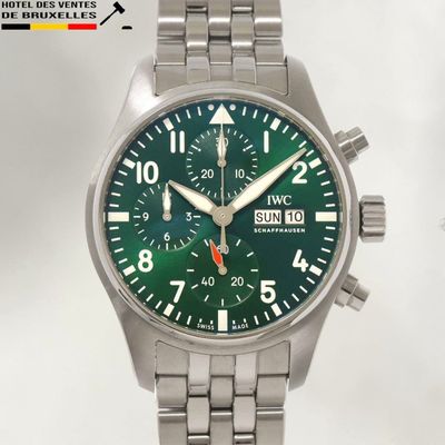 une montre dotée d'un cadran vert