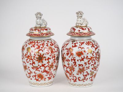 Chine Xxème. Paire de potiches en porcelaine à décor polychr…