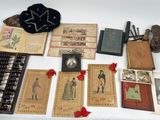 une table sur laquelle sont posés de nombreux objets anciens