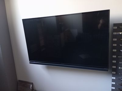 un téléviseur à écran plat fixé au mur d'un salon