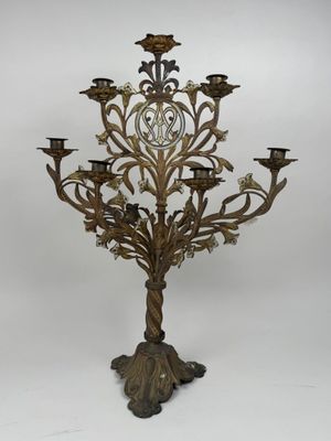 un candélabre en laiton ouvragé composé de cinq branches en forme d'arbre