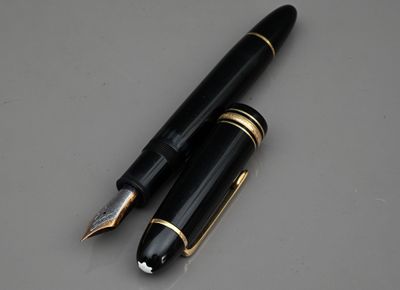 un stylo et un stylo à bille posés sur une table